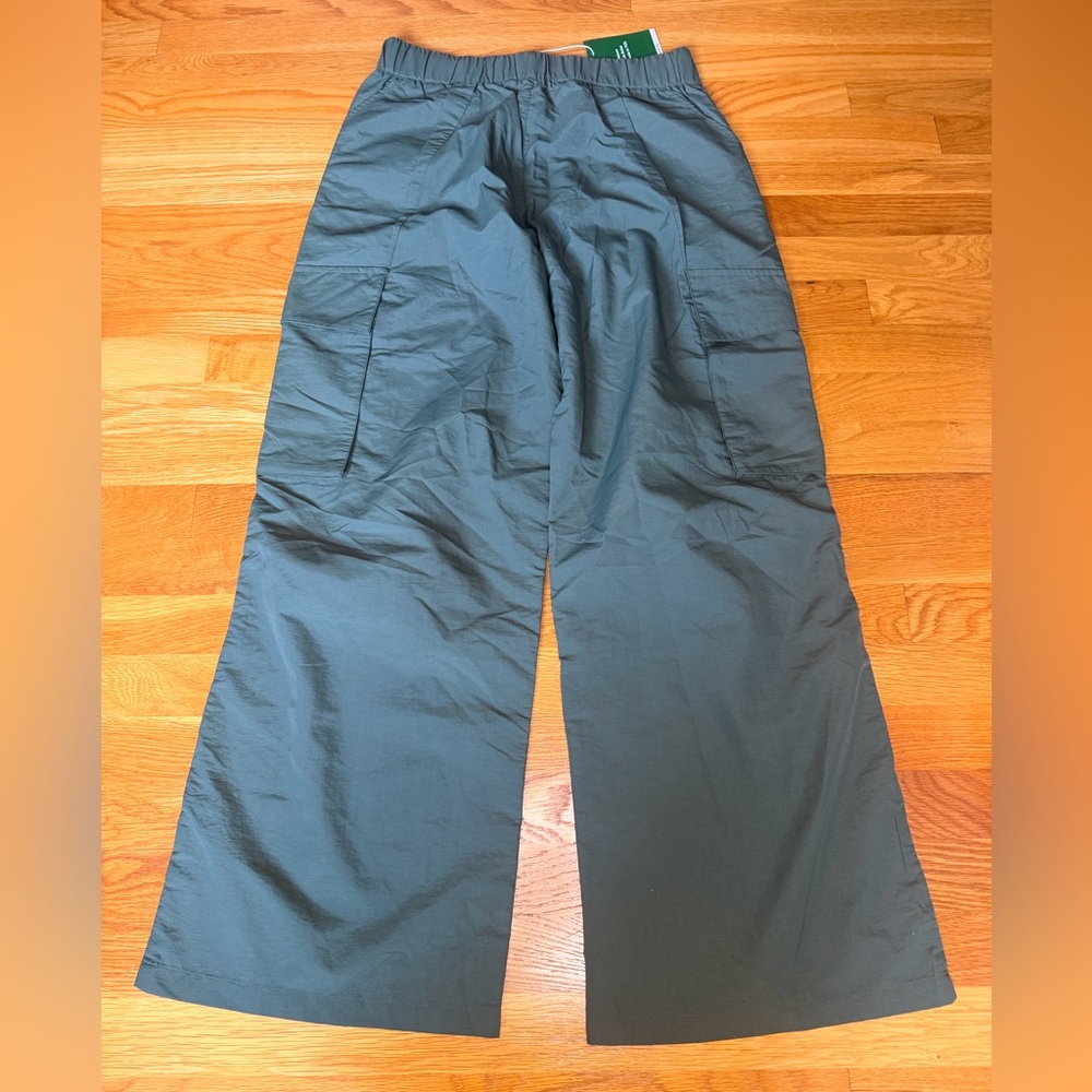 Halara Cargo Pants NWT Medium Wide Leg Green Nylon Travel Casual - Picture 4 of 10